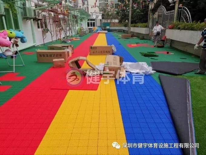 懸浮地板安裝_案例工程_深圳市寶安區(qū)世紀(jì)星富通幼兒園操場更新懸浮地板工程_
